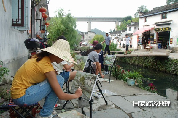 　　9月13日，座落在婺源縣秋口鎮(zhèn)李坑村“小橋、流水、人家”創(chuàng)作寫生基地的李坑章文灑店農(nóng)家樂。
