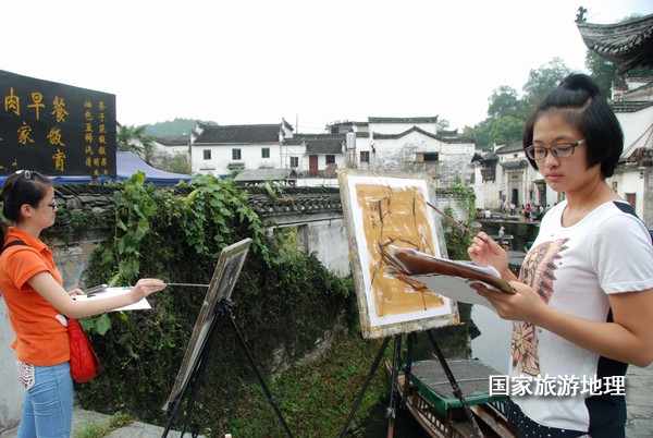 　　9月13日，座落在婺源縣秋口鎮(zhèn)李坑村“小橋、流水、人家”創(chuàng)作寫生基地的李坑章文灑店農(nóng)家樂。