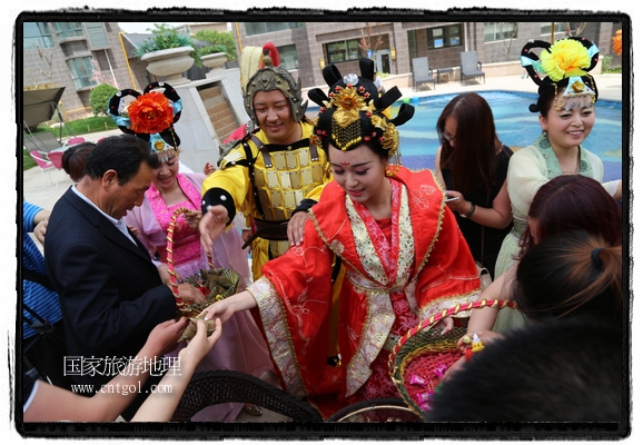 6月19日，端午節(jié)的前一天，甘肅平?jīng)鍪嗅轻紖^(qū)南山公園澳廈麗灣小區(qū)“邀請(qǐng)”唐朝被譽(yù)為四大美女之一的“楊貴妃”前來與市民見面，共度“端午佳節(jié)”。期間，“貴妃娘娘”由一名解說人員做向?qū)?，與小區(qū)居民一同游玩、賞景、互敬酒水、合影留念，并現(xiàn)場(chǎng)贈(zèng)送大人小孩粽子、香包和糖果。