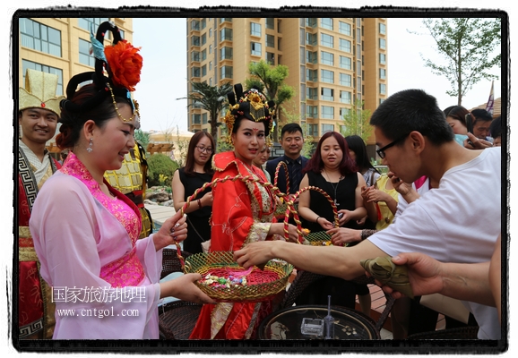 6月19日，端午節(jié)的前一天，甘肅平?jīng)鍪嗅轻紖^(qū)南山公園澳廈麗灣小區(qū)“邀請(qǐng)”唐朝被譽(yù)為四大美女之一的“楊貴妃”前來與市民見面，共度“端午佳節(jié)”。期間，“貴妃娘娘”由一名解說人員做向?qū)?，與小區(qū)居民一同游玩、賞景、互敬酒水、合影留念，并現(xiàn)場(chǎng)贈(zèng)送大人小孩粽子、香包和糖果。