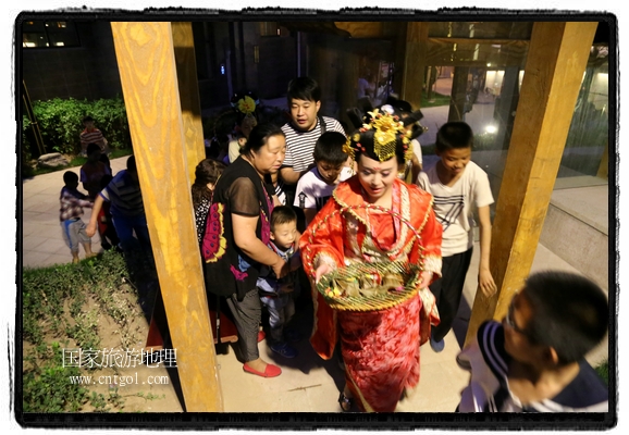 6月19日，端午節(jié)的前一天，甘肅平?jīng)鍪嗅轻紖^(qū)南山公園澳廈麗灣小區(qū)“邀請(qǐng)”唐朝被譽(yù)為四大美女之一的“楊貴妃”前來與市民見面，共度“端午佳節(jié)”。期間，“貴妃娘娘”由一名解說人員做向?qū)?，與小區(qū)居民一同游玩、賞景、互敬酒水、合影留念，并現(xiàn)場(chǎng)贈(zèng)送大人小孩粽子、香包和糖果。