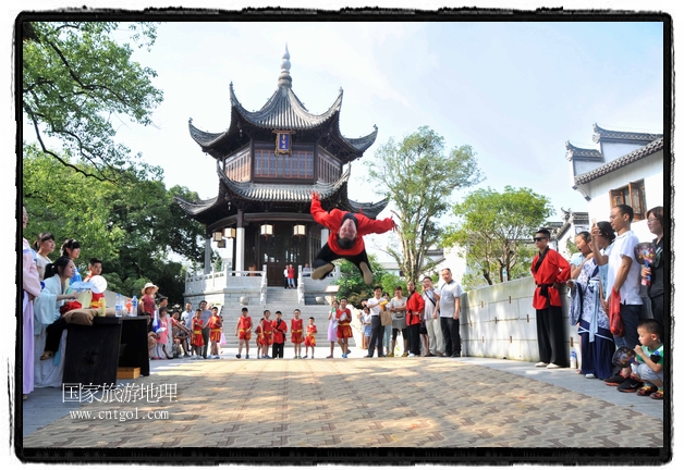 6月20日，小朋友們和中國武術(shù)愛好者們在江西省婺源縣熹園景區(qū)表演中國傳統(tǒng)的中國武術(shù)功夫，吸引許多游人前來駐足觀看。當(dāng)日是中國傳統(tǒng)的端午節(jié)，江西省婺源縣的中國武術(shù)愛好者們通過表演中國武術(shù)功夫，打太極，表演了少林棍、硬氣功、自選拳等少林寺功夫，讓孩子們從小學(xué)習(xí)中國武術(shù)，傳承中國武德，感受先人過端午的氛圍。