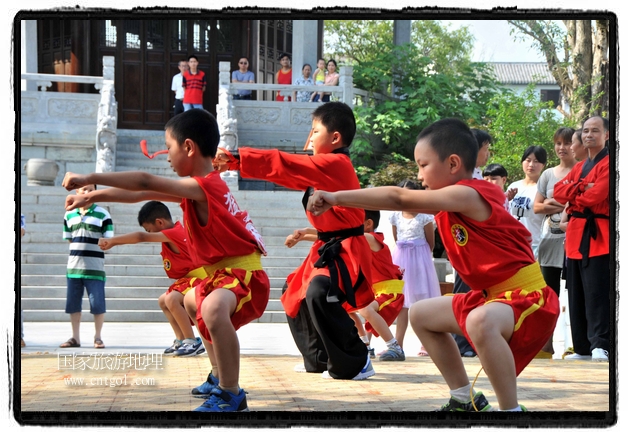 6月20日，小朋友們和中國武術(shù)愛好者們在江西省婺源縣熹園景區(qū)表演中國傳統(tǒng)的中國武術(shù)功夫，吸引許多游人前來駐足觀看。當(dāng)日是中國傳統(tǒng)的端午節(jié)，江西省婺源縣的中國武術(shù)愛好者們通過表演中國武術(shù)功夫，打太極，表演了少林棍、硬氣功、自選拳等少林寺功夫，讓孩子們從小學(xué)習(xí)中國武術(shù)，傳承中國武德，感受先人過端午的氛圍。