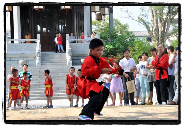 6月20日，小朋友們和中國武術(shù)愛好者們在江西省婺源縣熹園景區(qū)表演中國傳統(tǒng)的中國武術(shù)功夫，吸引許多游人前來駐足觀看。當(dāng)日是中國傳統(tǒng)的端午節(jié)，江西省婺源縣的中國武術(shù)愛好者們通過表演中國武術(shù)功夫，打太極，表演了少林棍、硬氣功、自選拳等少林寺功夫，讓孩子們從小學(xué)習(xí)中國武術(shù)，傳承中國武德，感受先人過端午的氛圍。
