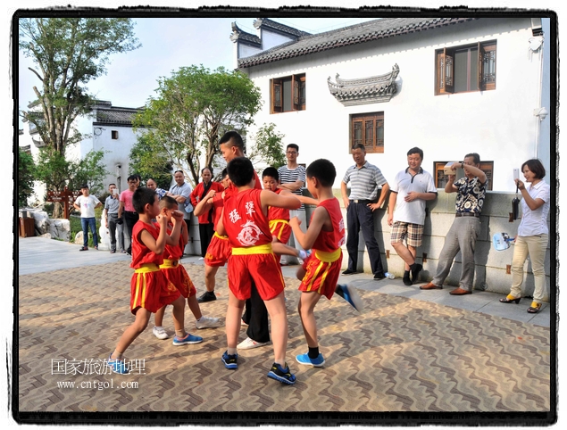 6月20日，小朋友們和中國武術(shù)愛好者們在江西省婺源縣熹園景區(qū)表演中國傳統(tǒng)的中國武術(shù)功夫，吸引許多游人前來駐足觀看。當(dāng)日是中國傳統(tǒng)的端午節(jié)，江西省婺源縣的中國武術(shù)愛好者們通過表演中國武術(shù)功夫，打太極，表演了少林棍、硬氣功、自選拳等少林寺功夫，讓孩子們從小學(xué)習(xí)中國武術(shù)，傳承中國武德，感受先人過端午的氛圍。
