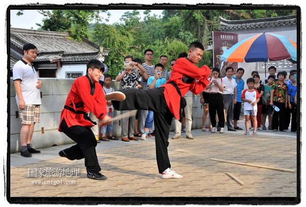 6月20日，小朋友們和中國武術(shù)愛好者們在江西省婺源縣熹園景區(qū)表演中國傳統(tǒng)的中國武術(shù)功夫，吸引許多游人前來駐足觀看。當(dāng)日是中國傳統(tǒng)的端午節(jié)，江西省婺源縣的中國武術(shù)愛好者們通過表演中國武術(shù)功夫，打太極，表演了少林棍、硬氣功、自選拳等少林寺功夫，讓孩子們從小學(xué)習(xí)中國武術(shù)，傳承中國武德，感受先人過端午的氛圍。