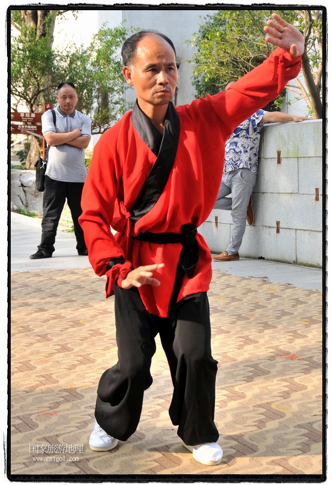 6月20日，小朋友們和中國武術(shù)愛好者們在江西省婺源縣熹園景區(qū)表演中國傳統(tǒng)的中國武術(shù)功夫，吸引許多游人前來駐足觀看。當(dāng)日是中國傳統(tǒng)的端午節(jié)，江西省婺源縣的中國武術(shù)愛好者們通過表演中國武術(shù)功夫，打太極，表演了少林棍、硬氣功、自選拳等少林寺功夫，讓孩子們從小學(xué)習(xí)中國武術(shù)，傳承中國武德，感受先人過端午的氛圍。